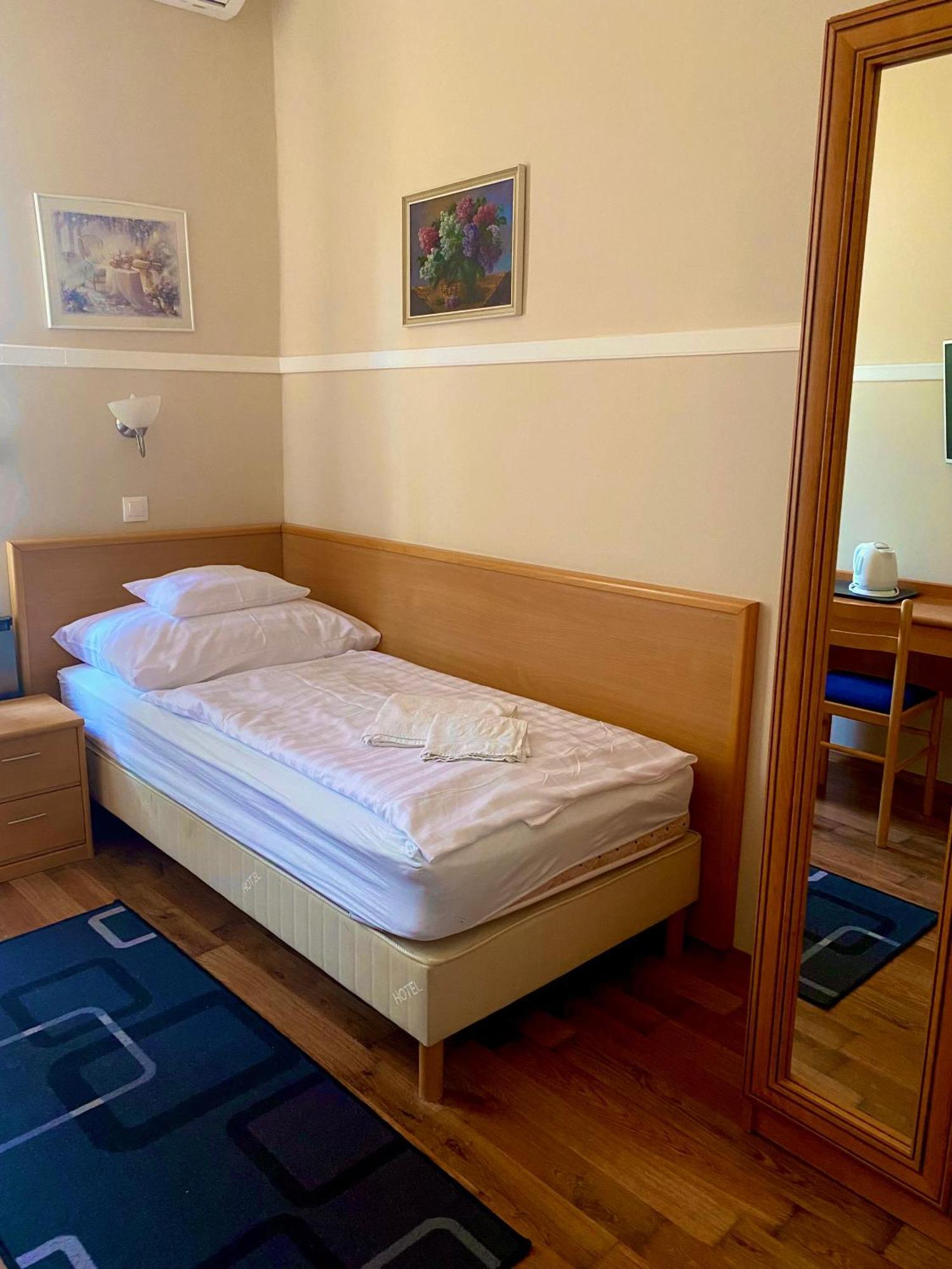 Peto Apartman Győr Esterno foto